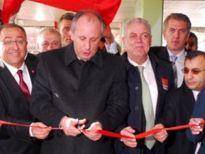 SÜT DÖKMÜŞ AK KEDİLER!