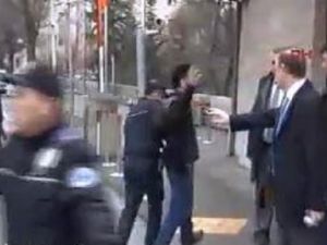 TBMM önünde kendilerini yakmak istediler