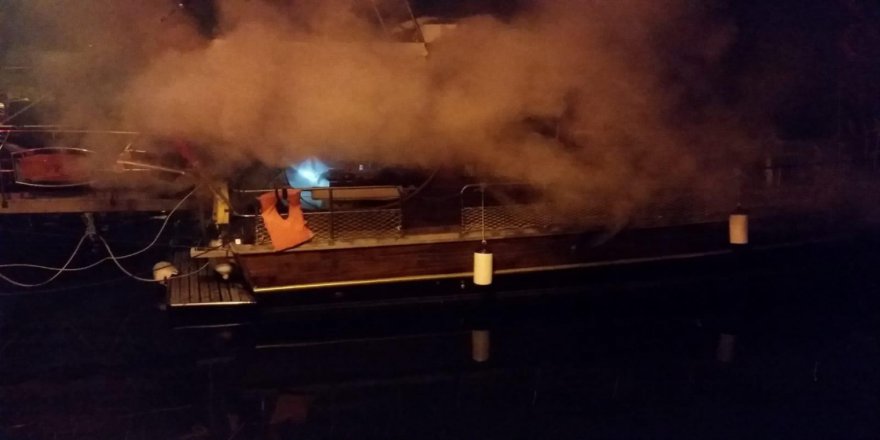 Bodrum'da 500 Bin TL değerinde tekne alev alev yandı