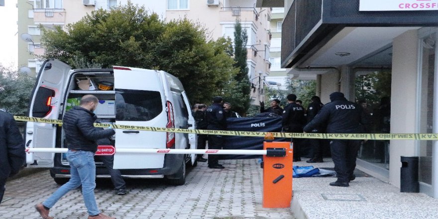 Antalya'da Evsiz Adam Apartman Kapısında Ölü Bulundu