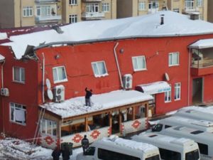 Üst Kat Çöktü Alt Katta Okeye Devam