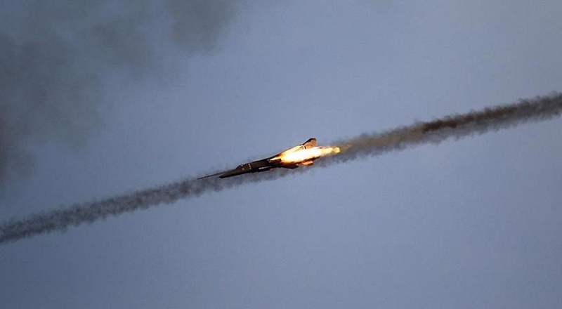 Pakistan'da Hindistan Savaş Uçağı Düşürüldü