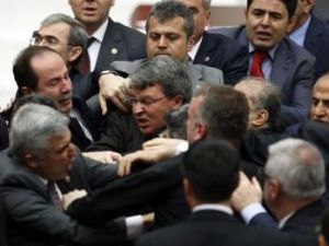 Yumrukçu Vekilin Cezası Verildi