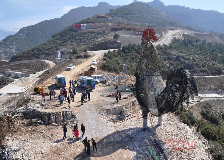 Dev Denizli Horoz'u Heykeli