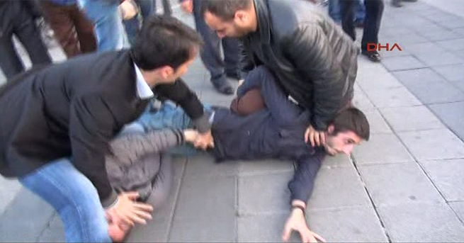 Kadıköy'de göstericiler ve polis arasında arbede!