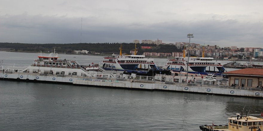 Çanakkale'de Fırtına Feribot Seferlerine İptal Getirdi