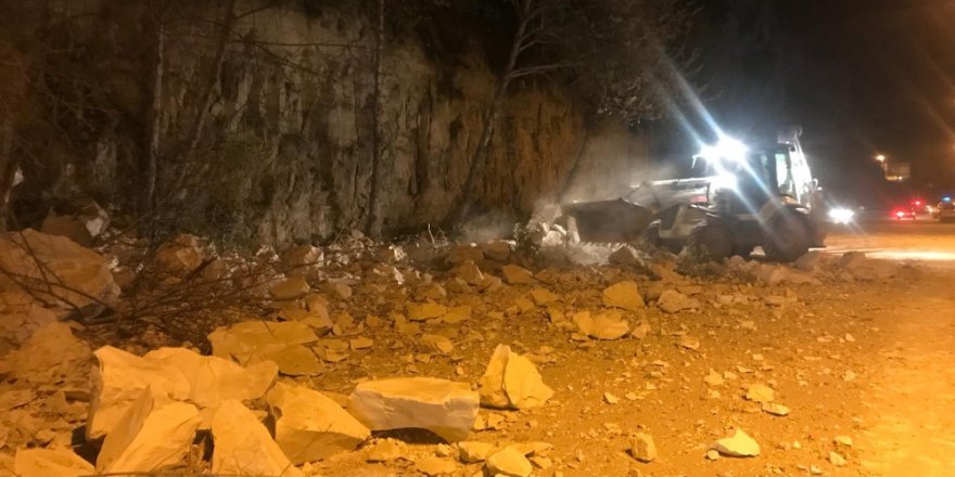 Şanlıurfa'da  Dağdan Kopan Dev Kaya Faciası