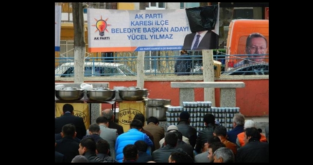 AKP CAMİ AVLUSUNA SİYASET SOKTU