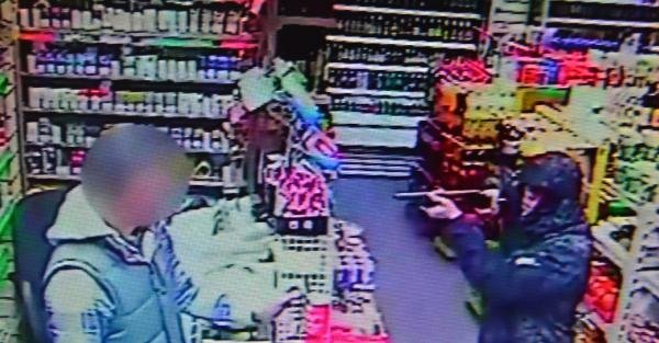 İNGİLTERE, SOYGUNCUYA SÜPÜRGE İLE DİRENEN TÜRK MARKETÇİYİ KONUŞUYOR