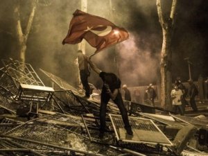 TAKSİM'DE POLİS YİNE AŞIRI KAÇTI