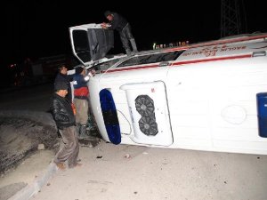 HASTA GÖTÜREN AMBULANS TAKLA ATTI: 4 YARALI