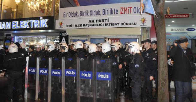 AKP BİNASINA YUMURTA ATTILAR!