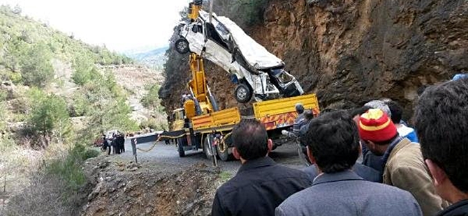 Minibüs 150 Metrelik Uçuruma Yuvarlandı, 2 Kişi Öldü
