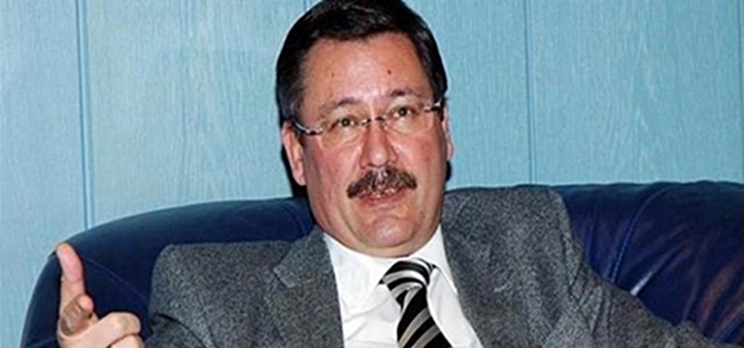 GÖKÇEK ÇIRPINDIKÇA BATIYOR