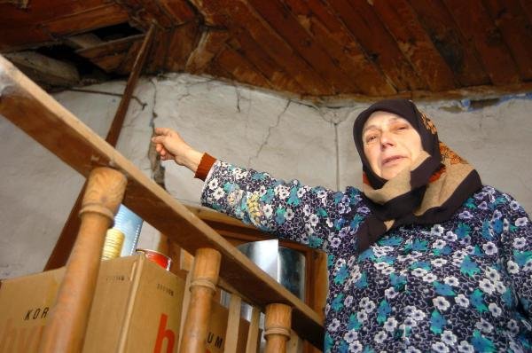 YAŞLI TEYZE Yıkık Binada Yaşam Savaşı