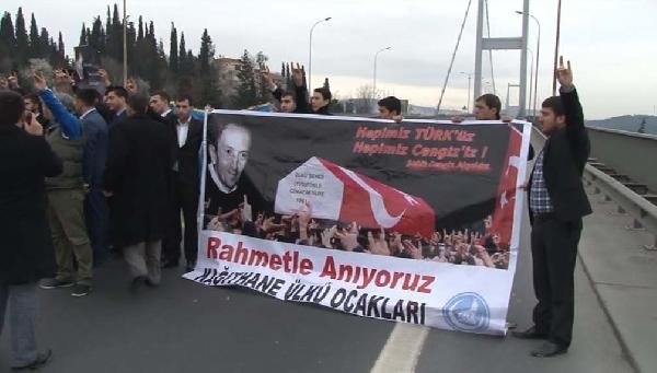 MHP'Lİ  GENÇLER KÖPRÜYÜ TRAFİĞE KAPADI