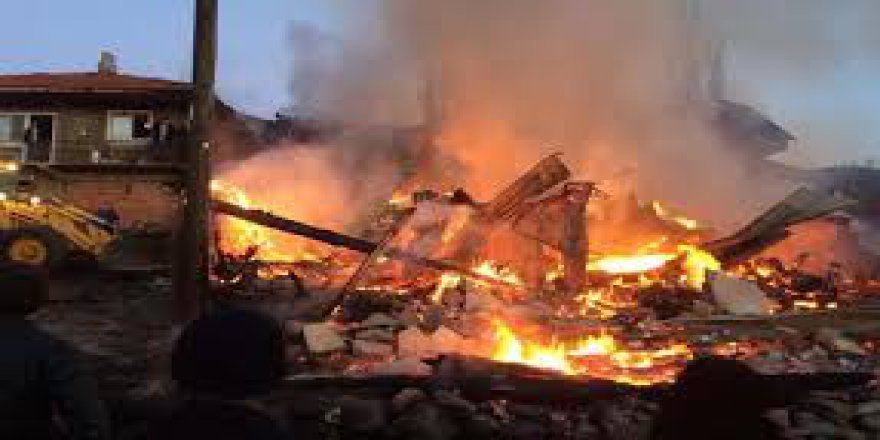 Çorum'da Gece Yarısı Yangın Dehşeti 8 Ev Yandı