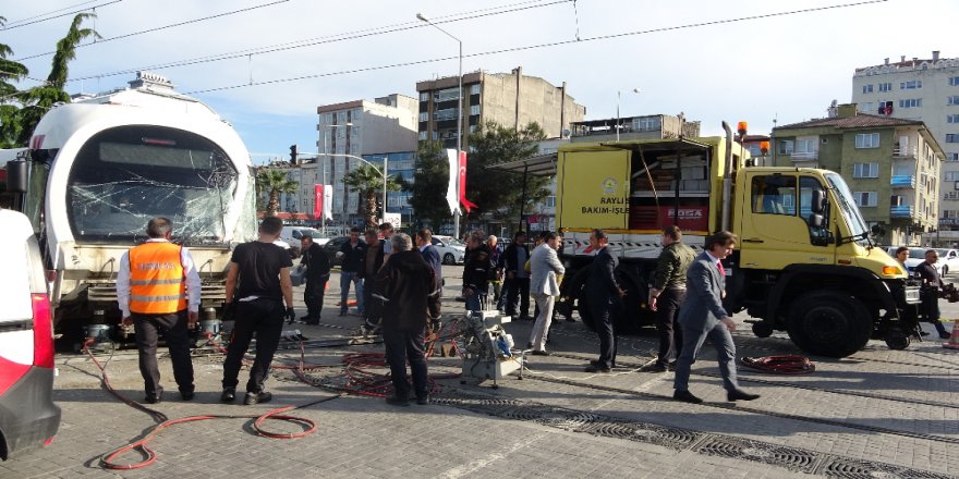 Samsun'da Tramvay TIR'a Çarptı