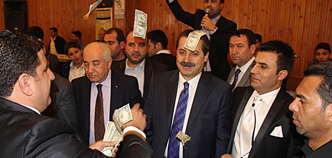 BAKANI DOLARA BOĞMUŞLAR