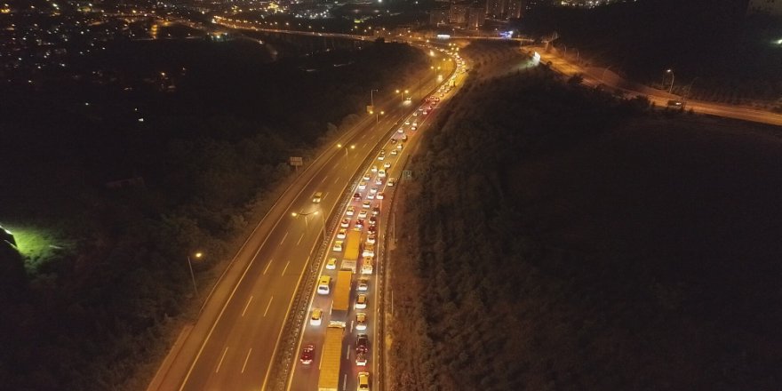 Bayram Trafiği TEM'i  Tıkadı; Kilometrelerce Kuyruk
