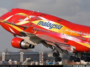 YOLCU UÇAĞI DENİZE ÇAKILDI