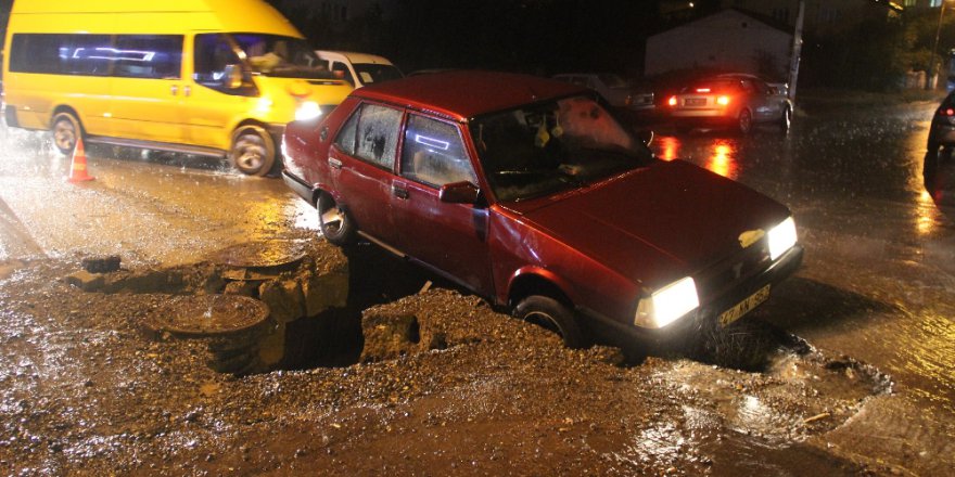 Sivas'ta Yol Çöktü, Sürücü Çukura Düştü