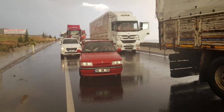 Ankara'da Etkili Olan Yağış E-90'ı Trafiğe Kapadı