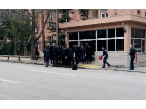 YARGITAY BİNASI ÖNÜNDE 'BURASI HUKUK DEVLETİ DEĞİL' DİYEREK KENDİNİ YAKMAK İSTEDİ