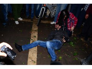 ADANA'DA AKREP GAZETECİYE ÇARPTI