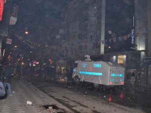 ESKİŞEHİR'DE BİNLER SOKAKLARA DÖKÜLDÜ POLİS MÜDAHALE ETTİ