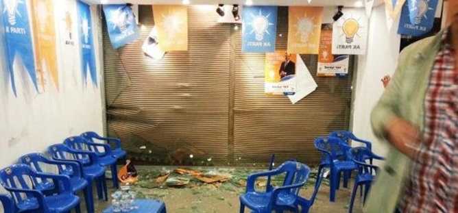 AKP SEÇİM BÜROSUNA TAŞLI SALDIRI