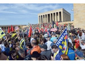 SARI LACİVERTLİ TARAFTARLAR ANITKABİR'E AKIN ETTİ!