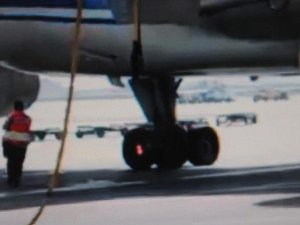 YOLCU UÇAĞININ LASTİĞİ ALEV ALDI