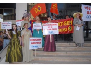 SANATÇILARDAN KOSTÜMLÜ PROTESTO