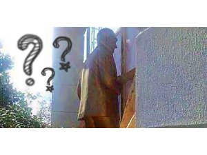 AKP MİTİNGİNDE ATATÜRK HEYKELİNE BUNU DA YAPTI