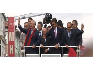 CHP'DEN KADIKÖY'DE GÖVDE GÖSTERİSİ