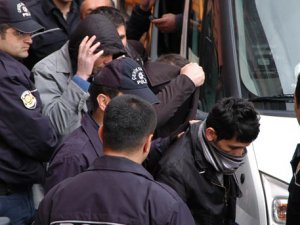 YÜZLERCE KİŞİ SANDIK BAŞINDA YAKALANDI