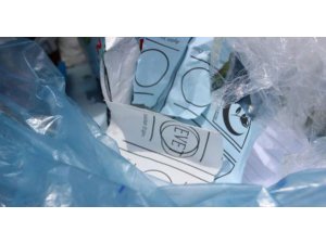 ÇÖP BİDONUNDA OY PUSULALARI BULUNDU