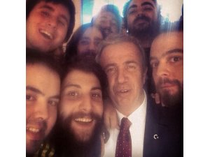 MANSUR YAVAŞ'IN GENÇLERLE SELFİE FOTOĞRAFI