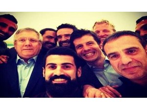 AZİZ YILDIRIM'IN FUTBOLCULARLA SELFİE FOTOĞRAFI