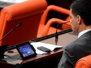 Hakan Şükür şimdi de Meclis'te maç izlerken görüntülendi