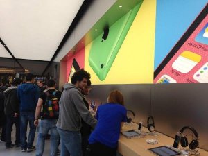 APPLE STORE'UN AÇILIŞINDA İZDİHAM