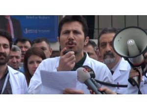 SAĞLIKÇILARDAN "DAYAK" PROTESTOSU