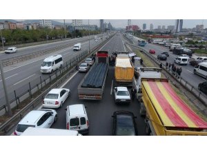 PROTESTOCU GRUP E-5'İ KAPATIP OTURMA EYLEMİ YAPTI