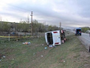 ANKARA'DA ÖĞRETMEN SERVİSİ DEVRİLDİ: 15 YARALI