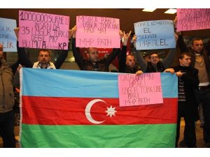 MHP'LİLERDEN HAVALİMANINDA BEKLEYEN UYGUR TÜRKLERİNE DESTEK