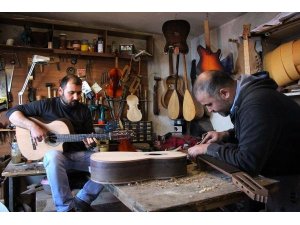 GÜNDÜZ MADENDE GECE ATÖLYEDE GİTAR