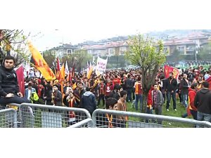 GALATASARAYLI TARAFTAR AYAĞA KALKTI