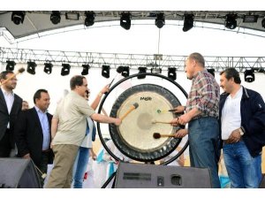 ADANA KARNAVAL YAPTI 20 BİN KİŞİ YÜRÜDÜ