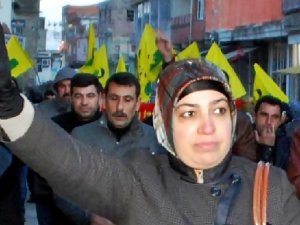 BDP'Lİ KADIN BAŞKAN YARDIMCISI BIÇAKLI SALDIRIDA YARALANDI